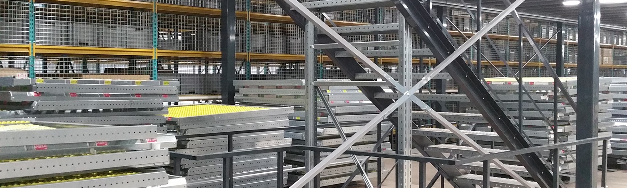 Metalowe schody zainstalowane w centrum technicznym Renault
											