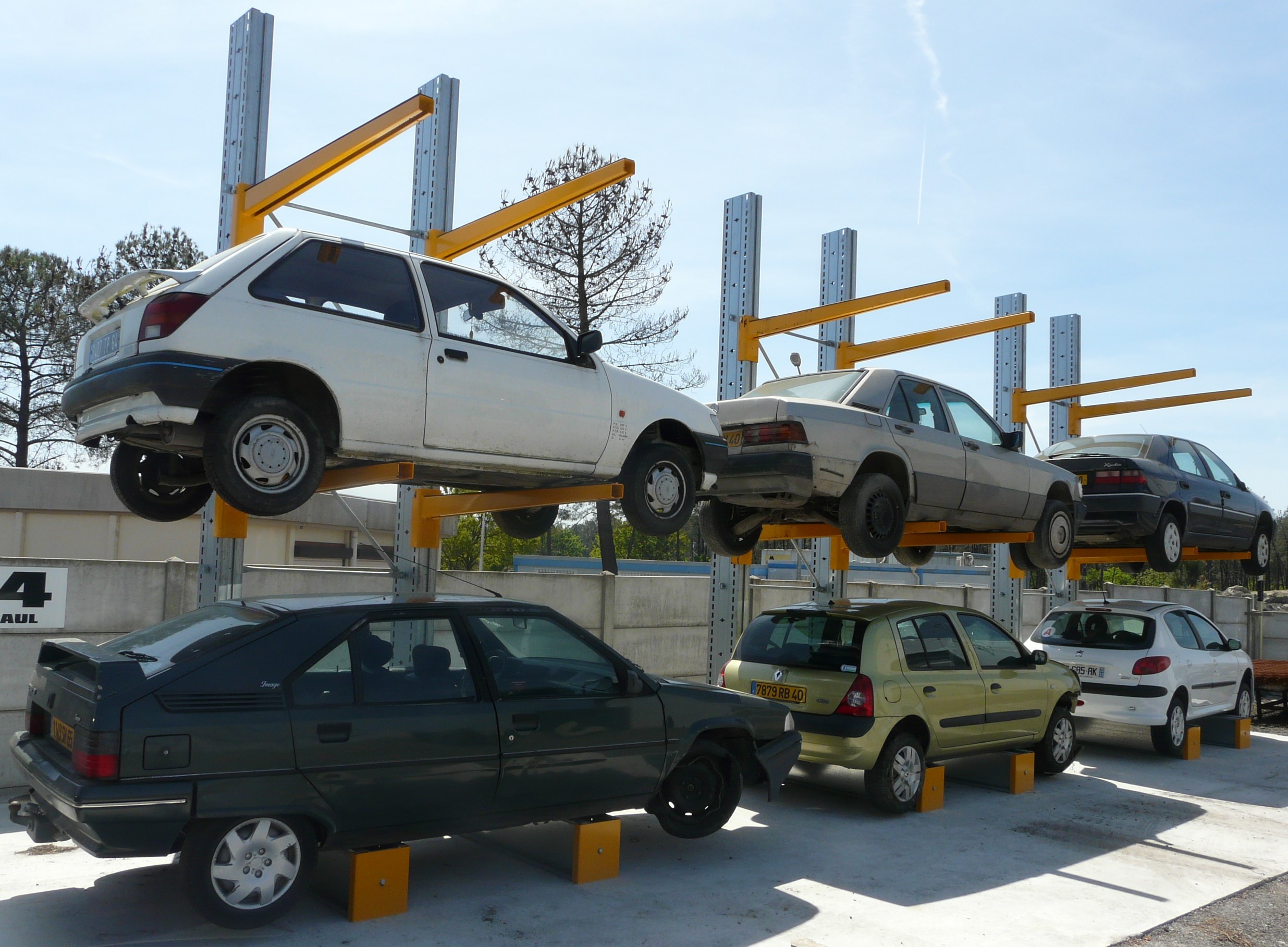 car-crash-exterior-ray-cantilever