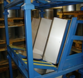 Przechylny system palet przemysłowych do przechowywania krążków blachy
			