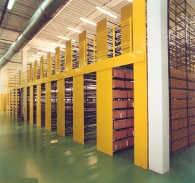 Regały archiwalne na platformie z korytarzami komunikacyjnymi 
			
