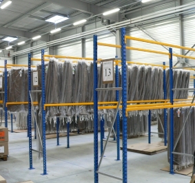 Regały Prorack+ używane do przechowywania odzieży w fabryce tekstylnej 
			