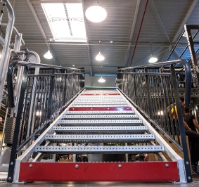 Metalowe schody zainstalowane w hali sportowej w celu uzyskania dostępu do platformy
			