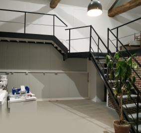 Metalowe schody przemysłowe zainstalowane w prywatnym mieszkaniu
			