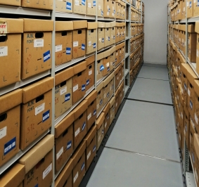 Przechowywanie pudeł archiwizacyjnych Dimab na półkach Prospace+
			