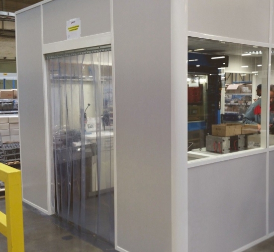 Drzwi z elastycznymi paskami umożliwiające dostęp do fabrycznego obszaru roboczego
                