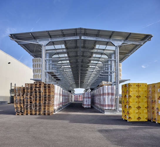 Przechowywanie materiałów na zewnątrz na 2 dwustronnych regałach wspornikowych wyposażonych w zadaszenia
                