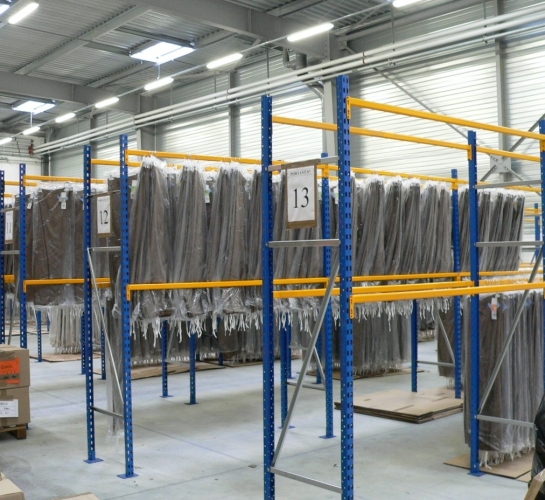 Regały Prorack+ używane do przechowywania odzieży w fabryce tekstylnej 
                
