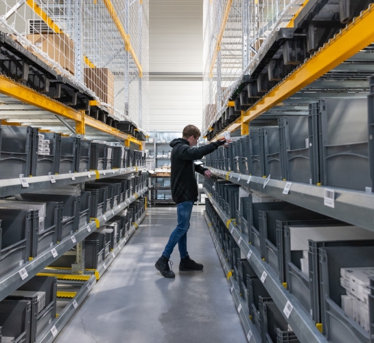 Pobieranie produktów z pojemników na dynamicznych regałach
                