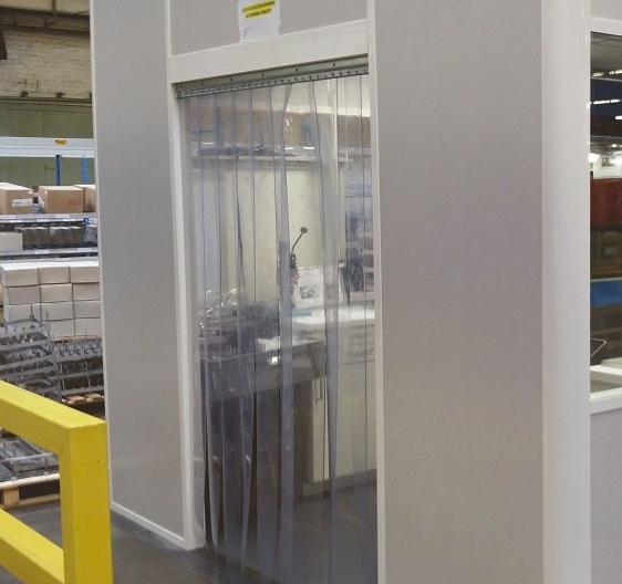 Drzwi z elastycznymi paskami umożliwiające dostęp do fabrycznego obszaru roboczego
													