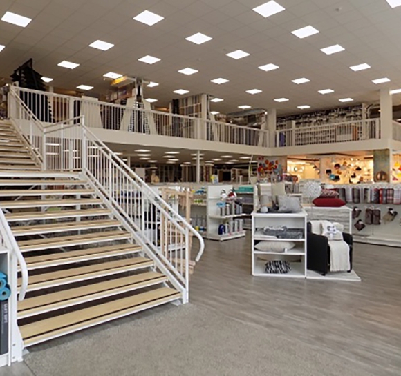 Schody i platforma ERP zainstalowane w sklepie