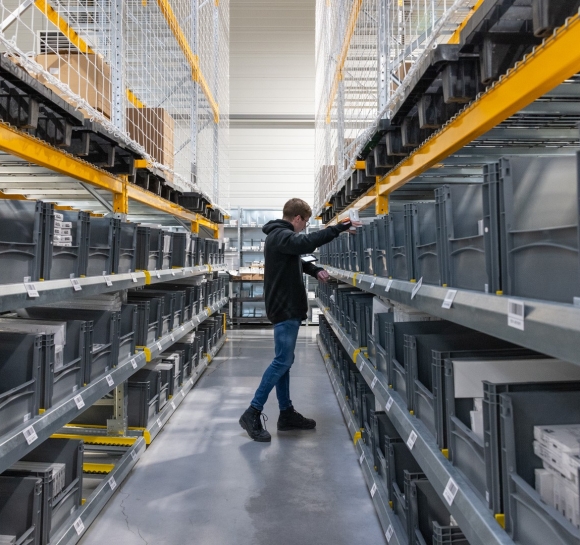 Pobieranie produktów z pojemników na dynamicznych regałach
							
