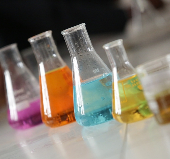 butelki z chemikaliami
	                    